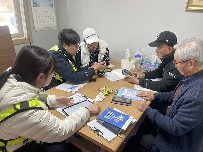 한국노인인력개발원과 국토안전관리원이 주관하는 시니어 일자리 창출 사업으로 노인일자리사업 수행기관인 공주시니어클럽이 운영을 맡는다. 사진=공주시 제공