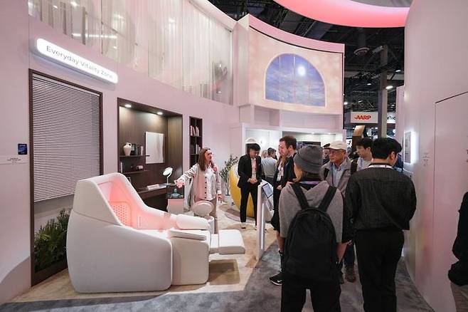관람객들이 CES 2026 세라젬 전시관에서 ‘마스터 AI 멀티 테라피 팟’에 관심을 보이며 제품을 살펴보고 있다.ⓒ세라젬