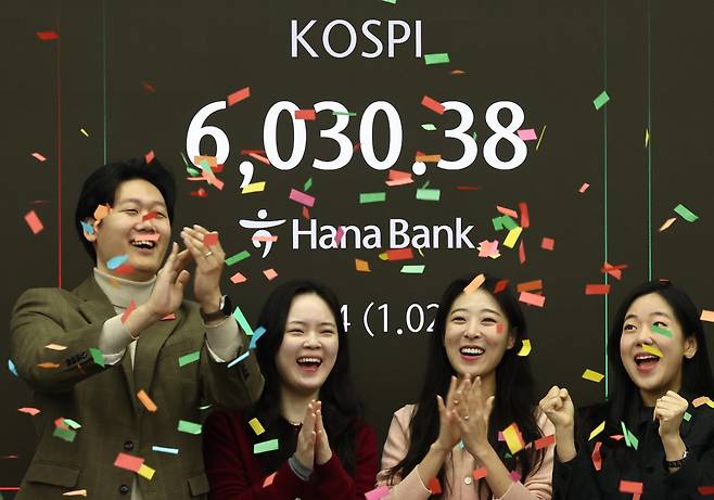 코스피 지수가 장 시작과 함께 6000포인트를 돌파한 25일 오전 서울 중구 하나은행 본점 딜링룸 전광판에 증시 시황이 표시되어 있다. 직원들이 6000포인트 돌파를 축하하고 있다. 2026.2.25 (서울=뉴스1)