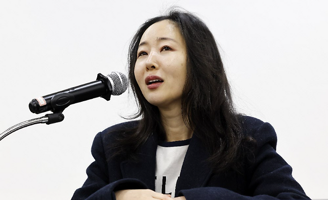 민희진 오케이 레코즈 대표가 25일 서울 종로구 교원 챌린지홀에서 열린 1심 소송 결과와 향후 계획 등 발표를 위한 기자회견에서 발언하고 있다. 2026.02.25 뉴시스