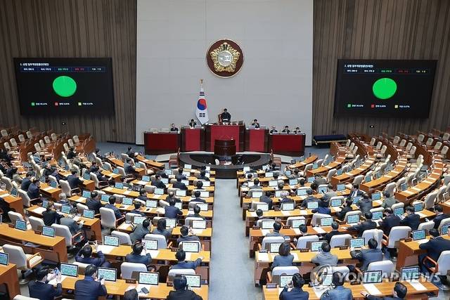 25일 국회에서 열린 2월 임시국회 본회의에서 이른바 '3차 상법 개정안'이 국민의힘 의원들의 불참 속에 통과되고 있다. 연합뉴스