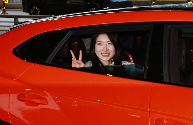 쇼트트랙 여자 1500m, 여자 3000m 계주 금메달로 2관왕을 차지한 김길리가 24일 인천국제공항을 통해 귀국해 람보르기니에 탑승하고 있다. 쇼트트랙 김길리의 별명은 '람보르길리'로 람보르기니의 슈퍼카처럼 빠른 스피드를 자랑하기 때문에 붙여진 별명이다. 2026.2.24 ⓒ 뉴스1 이호윤 기자 /사진=뉴스1