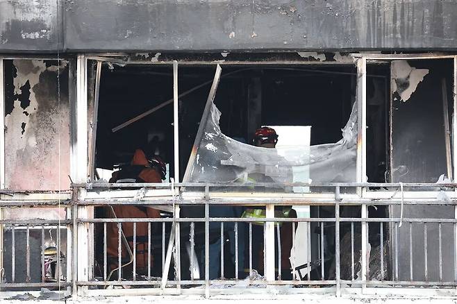 24일 오전 6시 18분께 서울 강남구 대치동 은마아파트에서 불이 나 1명이 숨지고 3명이 다쳤다. 연합뉴스