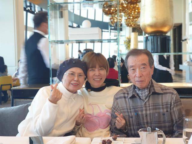 2022년 어머님 생신 때 찍은 가족 사진. 남유하 작가 제공