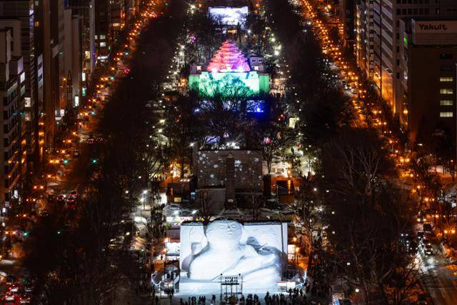 일본 홋카이도 삿포로 오도리공원에 설치된 눈 축제 중공토우 대설상.