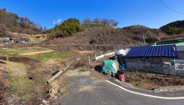 정원오 서울 성동구청장이 일부 소유한 전남 여수시 현천리 905-2번지 일대를 바라본 모습. 2023년 12월 촬영된 사진으로, 도로가 끊겨 있다. 네이버 지도 캡처