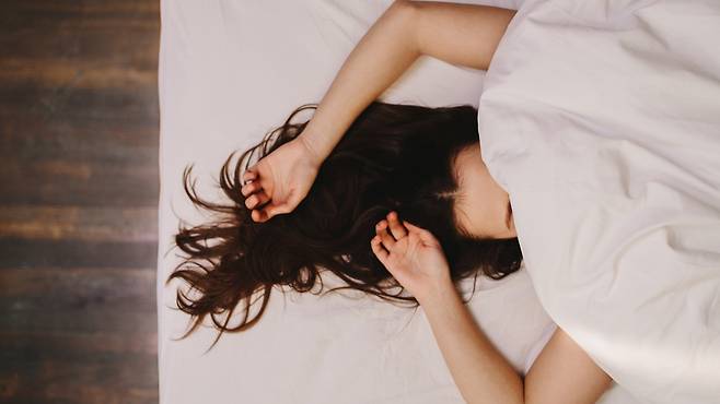 젖은 머리로 잠드는 습관은 두피와 모발 건강을 해칠 수 있다./사진=클립아트코리아