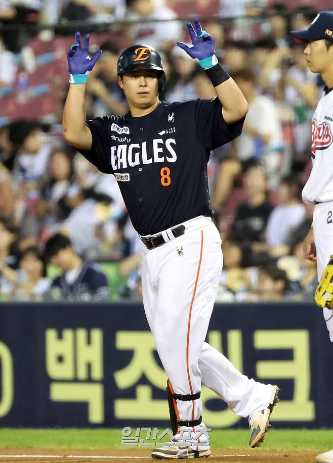 2025 KBO리그 프로야구 두산 베어스와 한화 이글스의 경기가 22일 오후 서울 잠실야구장에서 열렸다. 6회초 1사 노시환이 안타를 치고 출루해 세리머니를 하고 있다. 잠실=김민규 기자 /2025.07.22/