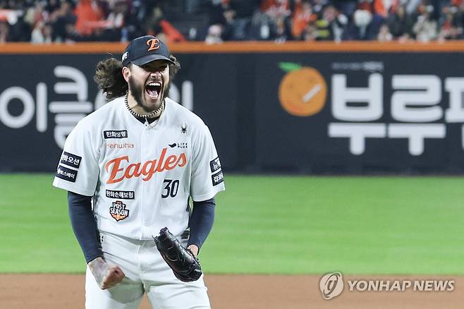 포효하는 폰세 '삼진으로 위기 탈출!' [사진 연합뉴스]