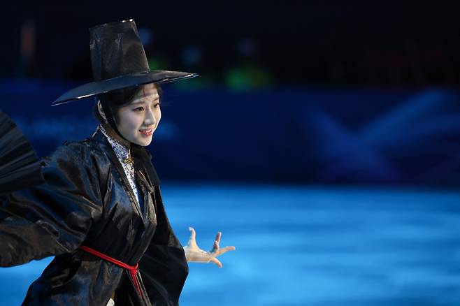 <yonhap photo-3874=""> 21일(현지시간) 이탈리아 밀라노 아이스스케이팅 아레나에서 열린 2026 밀라노ㆍ코르티나담페초 동계올림픽 피겨스케이팅 갈라쇼에서 이해인이 넷플릭스 케이팝데몬헌터스 삽입곡 '유어 아이돌'(Your Idol)'에 맞춰 연기를 펼치고 있다. [사진=연합뉴스]</yonhap>