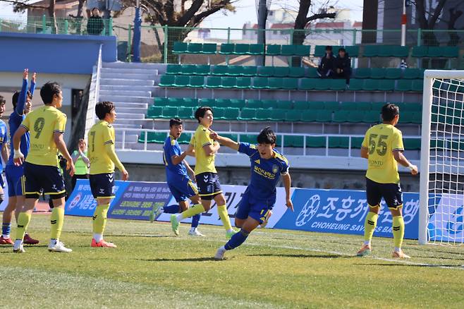 울산대 선수들이 전주대와 제62회 춘계대학축구연맹전 통영기 결승에서 득점 후 기뻐하는 모습. 사진=대학축구연맹