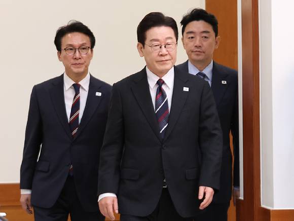 이재명 대통령이 24일 청와대에서 국무회의에 입장하고 있다. 뒤는 김민석 국무총리와 강훈식 비서실장. 2026.2.24 [청와대통신사진기자단] [사진=연합뉴스]