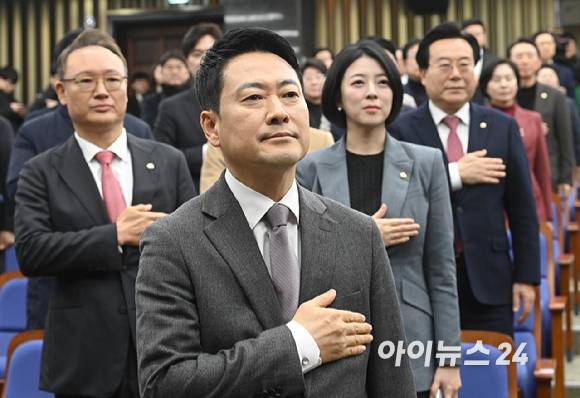 국민의힘 장동혁 대표와 배현진 의원이 23일 서울 여의도 국회에서 열린 의원총회에 국민의례를 하고 있다. [사진=곽영래 기자]