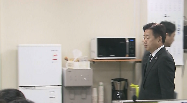 오영훈 제주도지사가 더불어민주당 선출직 평가 하위 20% 통보와 관련해 기자회견장으로 이동하고 있다.