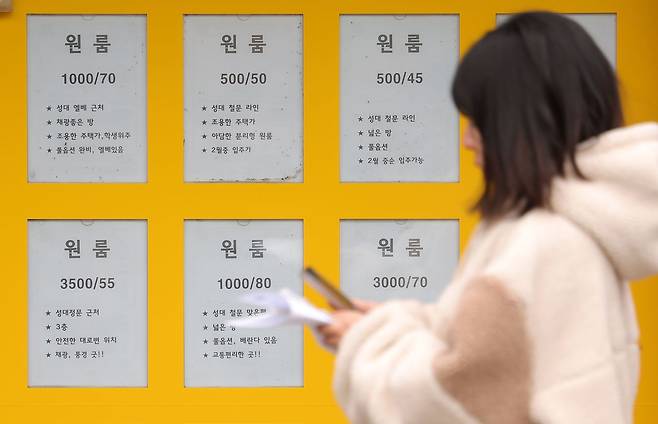 24일 부동산 정보 플랫폼 ‘다방’에 따르면, 서울 주요 10개 대학 인근 원룸(보증금 1000만원에 전용면적 33㎡ 이하)의 평균 월세가 1년 새 2% 올라 62만원을 넘어선 것으로 나타났다. 사진은 이날 서울 성균관대 인근 부동산 중개업소에 게시된 매물 정보. [뉴시스]