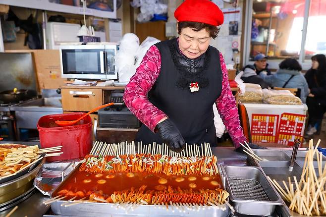 제천 문화극장 앞에 자리한 제천명물 빨간오뎅. 일반음식점으로 등록된 집이어서 술을 마시는 사람도 있다.