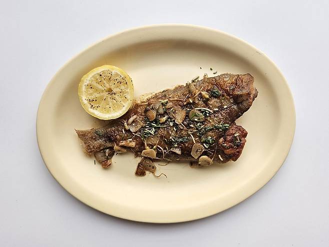 버터를 끼얹어 구운 가자미에 제철 달래와 레몬을 더해 겉은 바삭하고 속은 촉촉하게 완성한 가자미 달래버터구이. 사진 신혜원