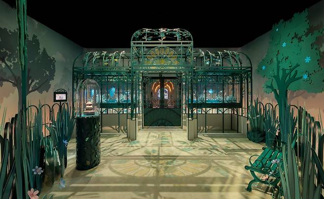 홍콩에서 열린 '포에트리 오브 타임' 전시 공간의 일부. 브랜드의 중요한 테마인 자연이 떠오르는 시노그래피가 특징이다. 사진 반클리프 아펠