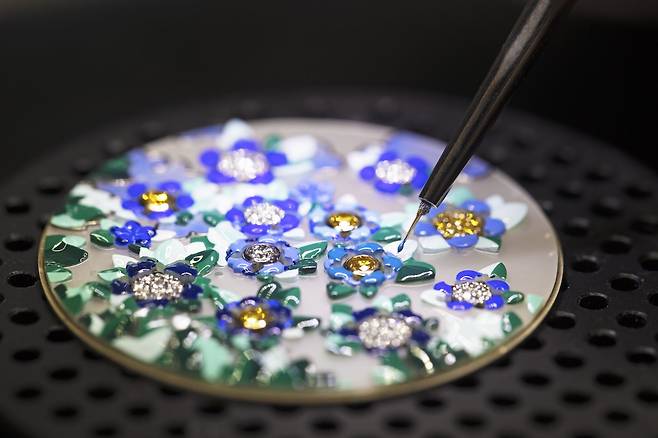 '레이디 아펠 에르 플로럴 워치' 다이얼 제작 과정. 보석 세팅부터 에나멜링까지 전부 장인의 손으로 이뤄진다. 사진 반클리프 아펠