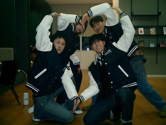 대니구는 방송 때 만난 인연들을 소중히 여긴다. 인터뷰가 진행된 지난 23일 입었던 커다란 야구 점퍼는 음악 프로 '비긴어게인'(JTBC)에 출연했을 2018~2019년 무렵 유니셰프에서 받은 것이라고 했다. 사진은 비긴어게인 촬영 당시. [사진 비긴어게인]