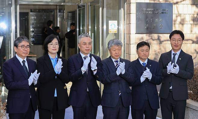 권창영 2차 종합특별검사(왼쪽에서 3번째)가 25일 경기 과천 특검 사무실 현판식에서 박수를 치고 있다. 연합뉴스