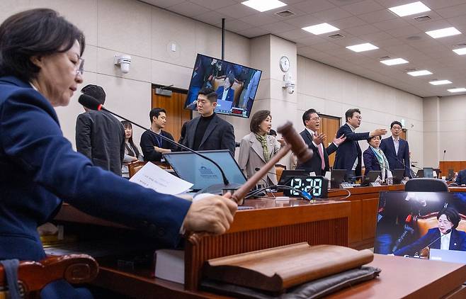 추미애 국회 법제사법위원장(앞)이 지난 24일 국회에서 열린 법사위 전체 회의에서 ‘전남광주통합특별시 설치 특별법’ 등을 여당 주도로 처리한 뒤 의사봉을 두드려 선포하고 있다. [연합뉴스]