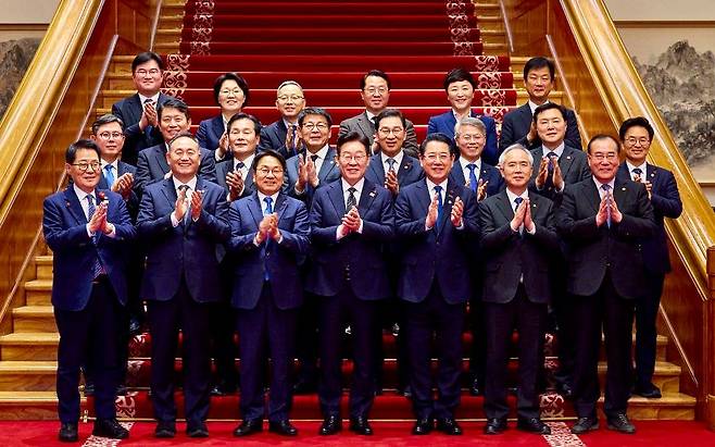 이재명 대통령이 지난달 9일 광주·전남 행정통합과 관련해 청와대 오찬 간담회에 참석한 강기정 광주시장과 김영록 전남지사, 지역 국회의원들과 함께 기념사진을 찍고 있다. [연합뉴스]