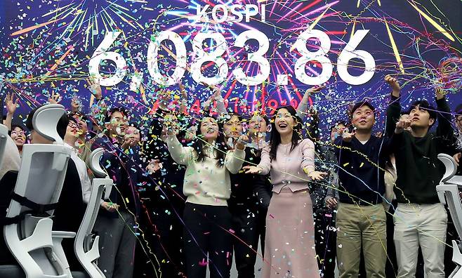 25일 코스피가 전날보다 1.91% 오른 6083.86로 거래 종료됐다. 이날 서울 중구 우리은행 본점 딜링룸에서 직원들이 환호하고 있다. 장진영 기자