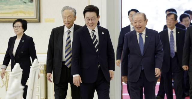 ▲ 이재명 대통령이 25일 청와대에서 열린 더불어민주당 상임고문단 오찬 간담회에 참석자들과 입장하고 있다. 연합뉴스