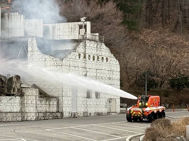 현대차그룹이 소방청에 기증한 무인소방로봇이 4일 경기 남양주시 수도권119특수구조대에서 열린 기증식에서 시연을 하고 있다. 남양주=양길성 기자