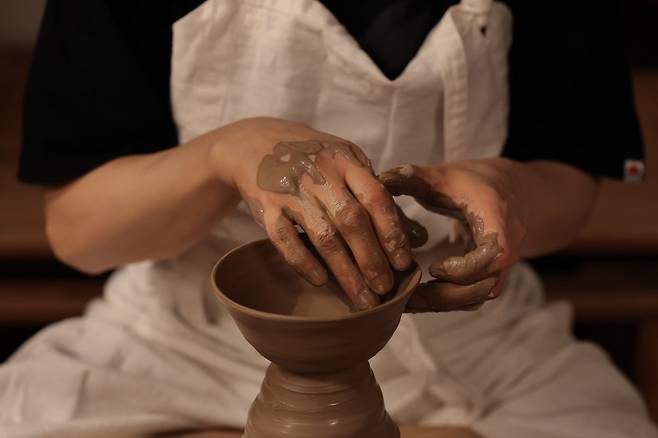 물레 작업을 하는 유수연 도예가의 손. /작가 제공
