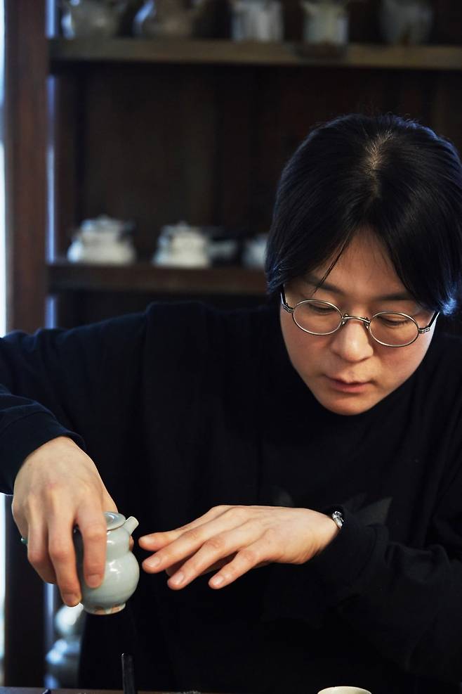 유수연 작가는 제23회 대한민국 청자공모전에서 ‘브리즈(Breeze) 청자 사슴 화병’으로 최우수상을 수상하기도 했다.
 ⓒ arte, Photo by Moon Duk-gwan