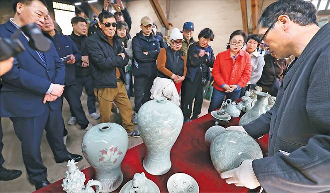 지난 22일 제54회 강진청자축제 축제장 화목가마에서 나온 고려청자를 관람객이 구경하고 있다. /강진군 제공