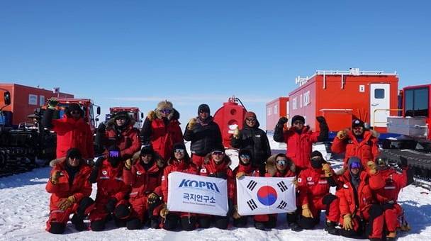 극지연구소의 빙저호 ‘청석호’ 탄성파 탐사팀원들. 극지연구소