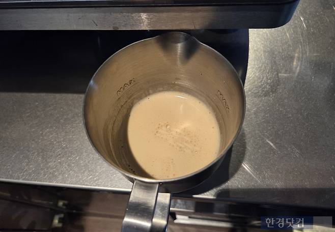 25일 서울 강남구 센터필드에서 열린 스타벅스 기자간담회에서 신제품 '에어로카노'를 직접 만들어봤다./사진=박수림 기자