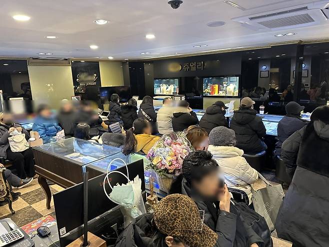 지난 1월 서울 종로구 한 금은방에 금을 팔기 위해 몰린 사람들이 이른 시간부터 줄을 서 있다./김영은 기자