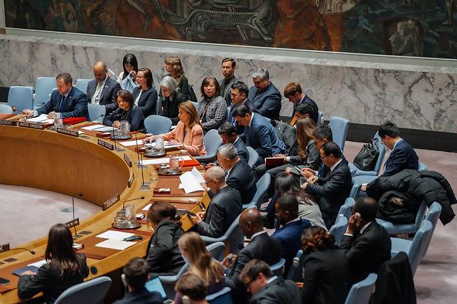 유엔 안전보장이사회 이사국 대표들이 24일(현지시간) 미국 뉴욕 유엔본부에서 러시아의 우크라이나 전면 침공 4주년을 맞아 열린 평화·안보 관련 회의에 참석하고 있다. EPA연합뉴스