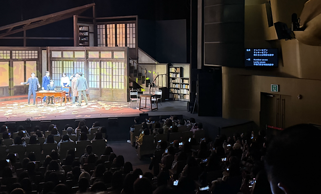 Japanese and Chinese translations are displayed on side-stage screens during a performance of "Fan Letter" on Feb. 6 at the Seoul Arts Center. (Park Ga-young/The Korea Herald)