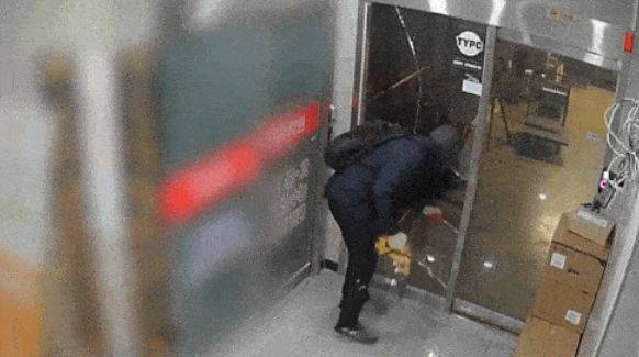 A still from footage of the break-in at a computer store in Pyeongtaek, Gyeonggi, on Feb. 22, uploaded to the YouTube channel “TYPC.” [YONHAP]