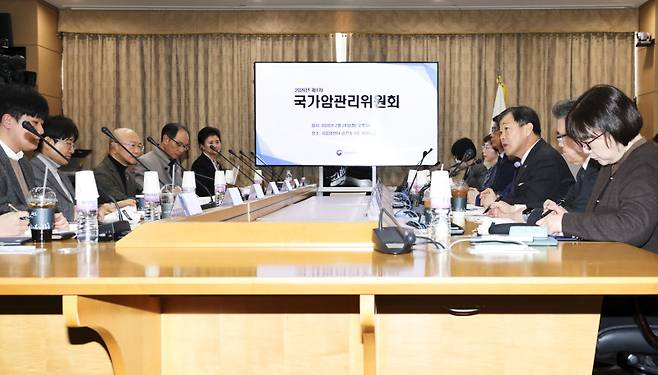 이형훈 보건복지부 제2차관이 지난 24일 경기도 고양시 국립암센터 국가암예방검진동 회의실에서 열린 '2026년 제1차 국가암관리위원회'에서 발언하고 있다. 연합뉴스&nbsp;