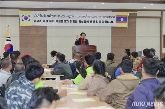 횡성군이 올해 외국인 계절근로자 유치 인원을 역대 최대 규모인 1799명으로 확정하고 본격적인 운영에 나선다. 외국인 계절근로자 교육 모습. 횡성군 제공