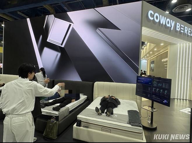 2026 서울리빙디자인페어 코웨이 비렉스 부스에서 한 방문객이 ‘비렉스 수면센서 매트리스’를 체험해보고 있다. 이다빈 기자