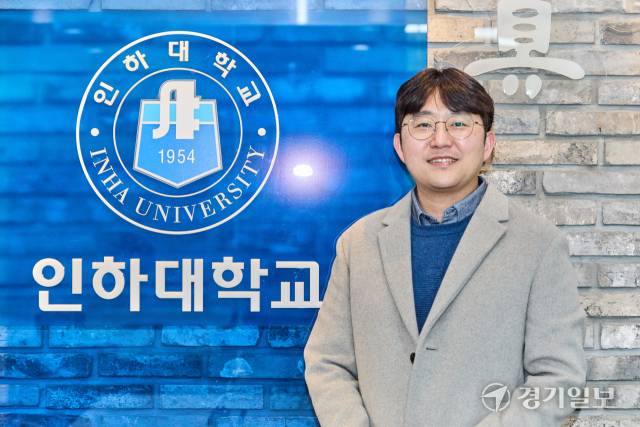 김정은 인하대 컴퓨터공학과 교수가 I-RISE Global TOP 10 연구상을 수상한 뒤 기념촬영을 하고 있다. 이인엽기자