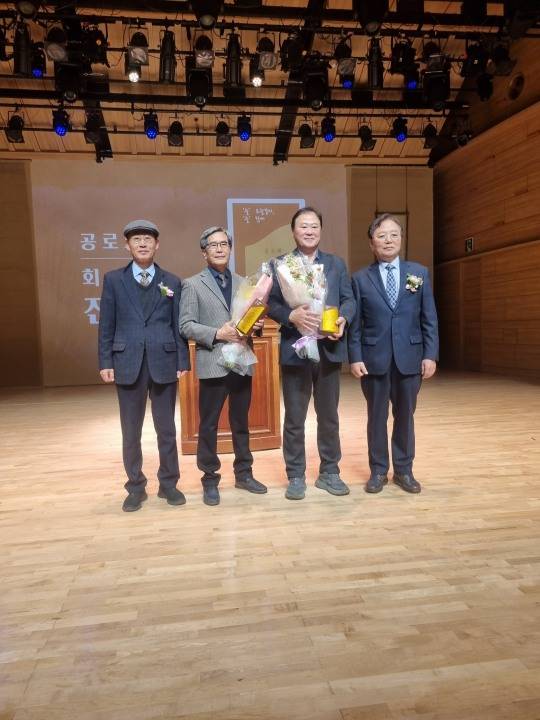 김기홍(오른쪽) 문화회 회장이 공로상 시상식을 마친 뒤 수상자와 포즈를 취하고 있다. 맨 왼쪽은 조현재 전 회장. [문화회 제공]