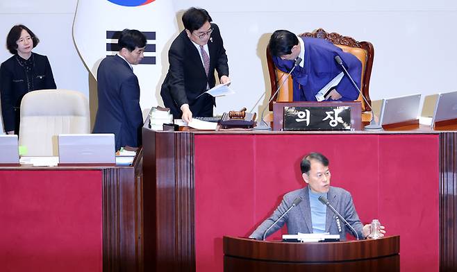 우원식 국회의장이 24일 국회에서 열린 2월 임시국회 8차 본회의에서 국민의힘 윤한홍 의원의 필리버스터가 진행되는 동안 이학영 부의장과 교대하고 있다. [연합뉴스]