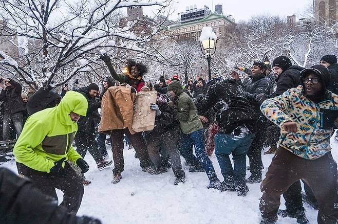 23일, 뉴욕의 워싱턴 스퀘어 파크에서 대규모 눈싸움이 벌어졌다. AFP연합뉴스