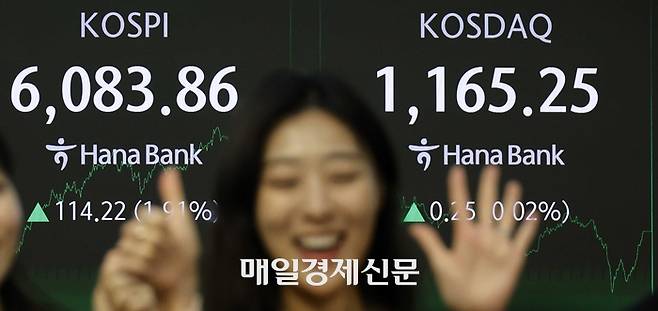 코스피 지수 종가가 6083.86을 기록한 25일 서울 중구 하나은행 본점 딜링룸에서 직원들이 기뻐하고 있다. 2026.2.25 [김호영 기자]