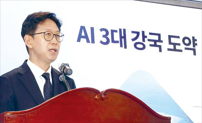 ‘질서 있는 AI 생태계’를 구축하겠다며 마련한 AI 기본법이 오히려 ‘AI 족쇄’가 될 수 있다는 우려가 제기된다. 사진은 배경훈 과기부 장관이 AI 강국에 대한 비전을 발표하는 모습. (연합뉴스)