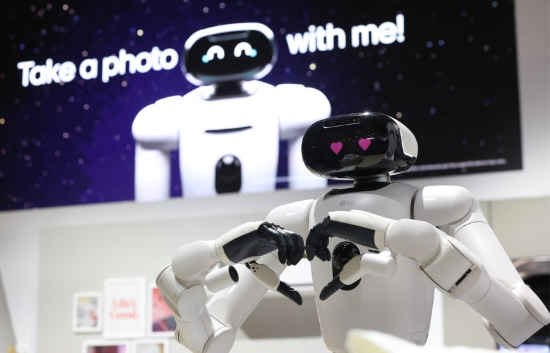 미국 네바다주 라스베이거스 컨벤션센터(LVCC) LG전자 부스에서 홈 로봇 ‘클로이드’가 손하트를 하고 있다. (사진=연합뉴스)