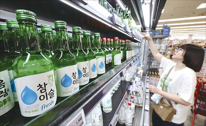 ‘절주(節酒)’ 문화가 확산하자 주류 업체들의 성장성과 수익성이 동시에 흔들리는 모습이다. 사진은 서울 시내 한 마트에 하이트진로 소주가 진열돼 있는 모습. (연합뉴스)